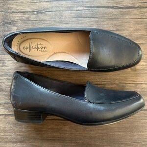 *CLARKS* Navy Round Toe Shoes Size 6